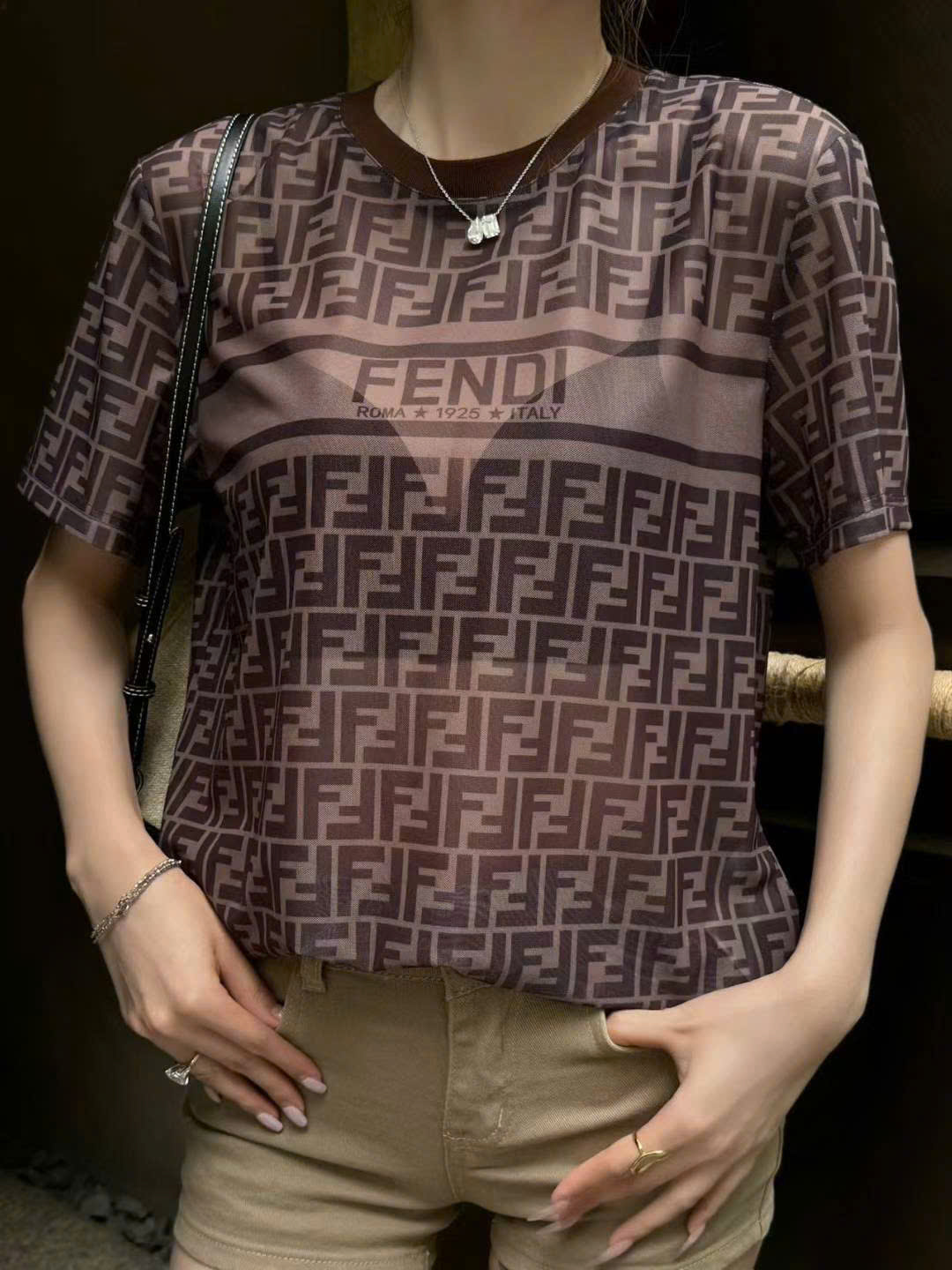 Áo thun màu nâu tay ngắn cổ tròn Fendi 4