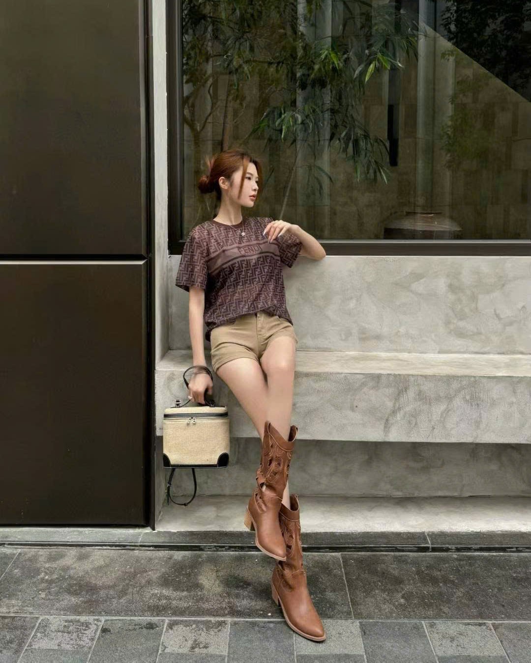 Áo thun màu nâu tay ngắn cổ tròn Fendi 6