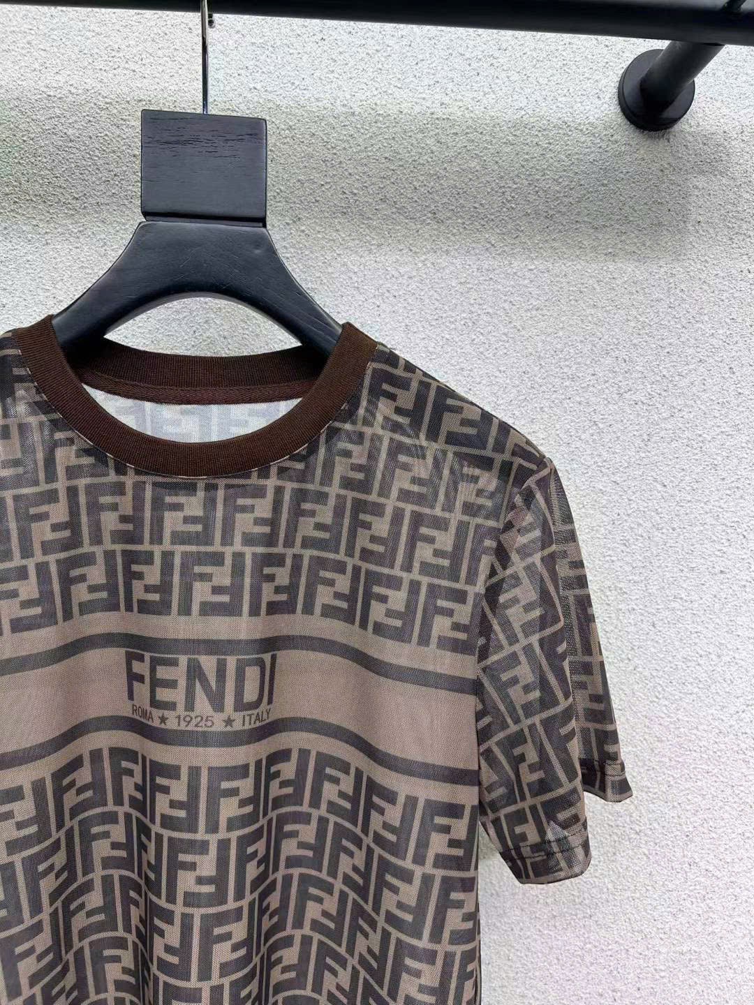 Áo thun màu nâu tay ngắn cổ tròn Fendi 9