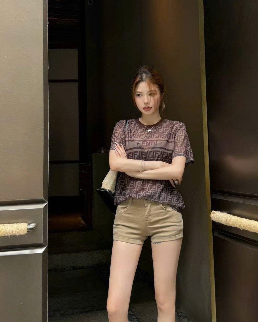 Áo thun màu nâu tay ngắn cổ tròn Fendi 16