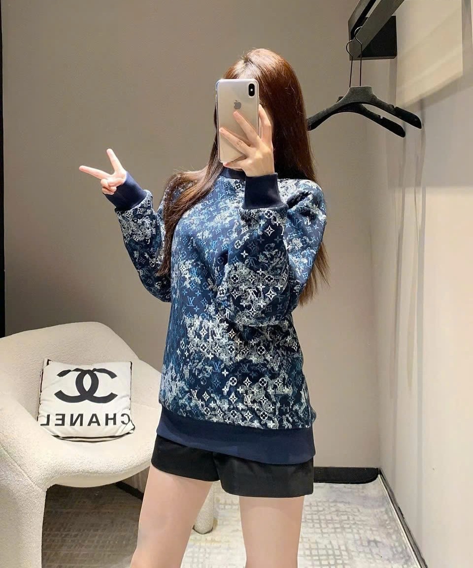 Áo thun LV Louis Vuitton Monogram Tapestry Sweatshirt 2