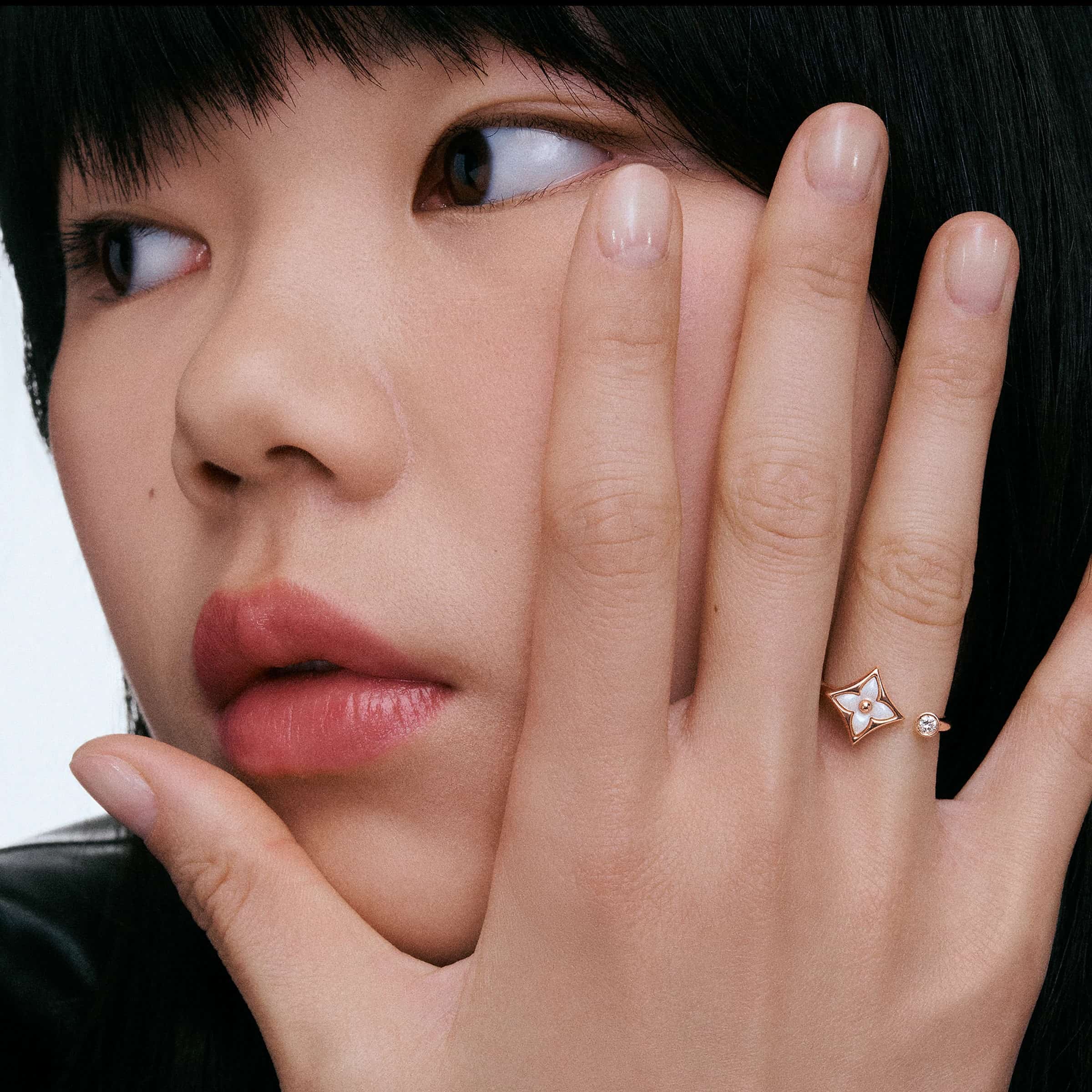 Nhẫn Louis Vuitton Color Blossom Mini Star Ring White Mother-of-Pearl and Diamond 2