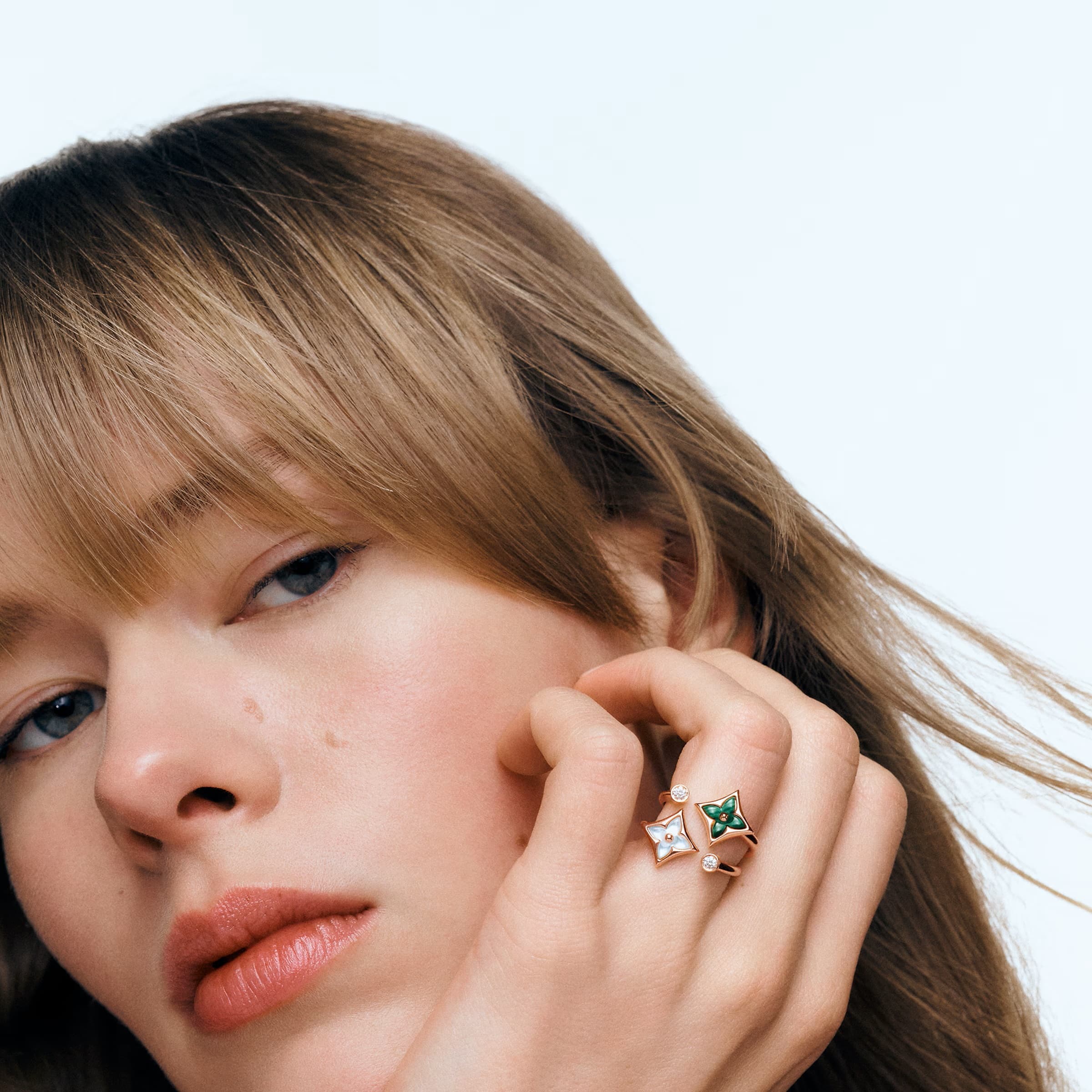 Nhẫn Louis Vuitton Color Blossom Mini Star Ring White Mother-of-Pearl and Diamond 3
