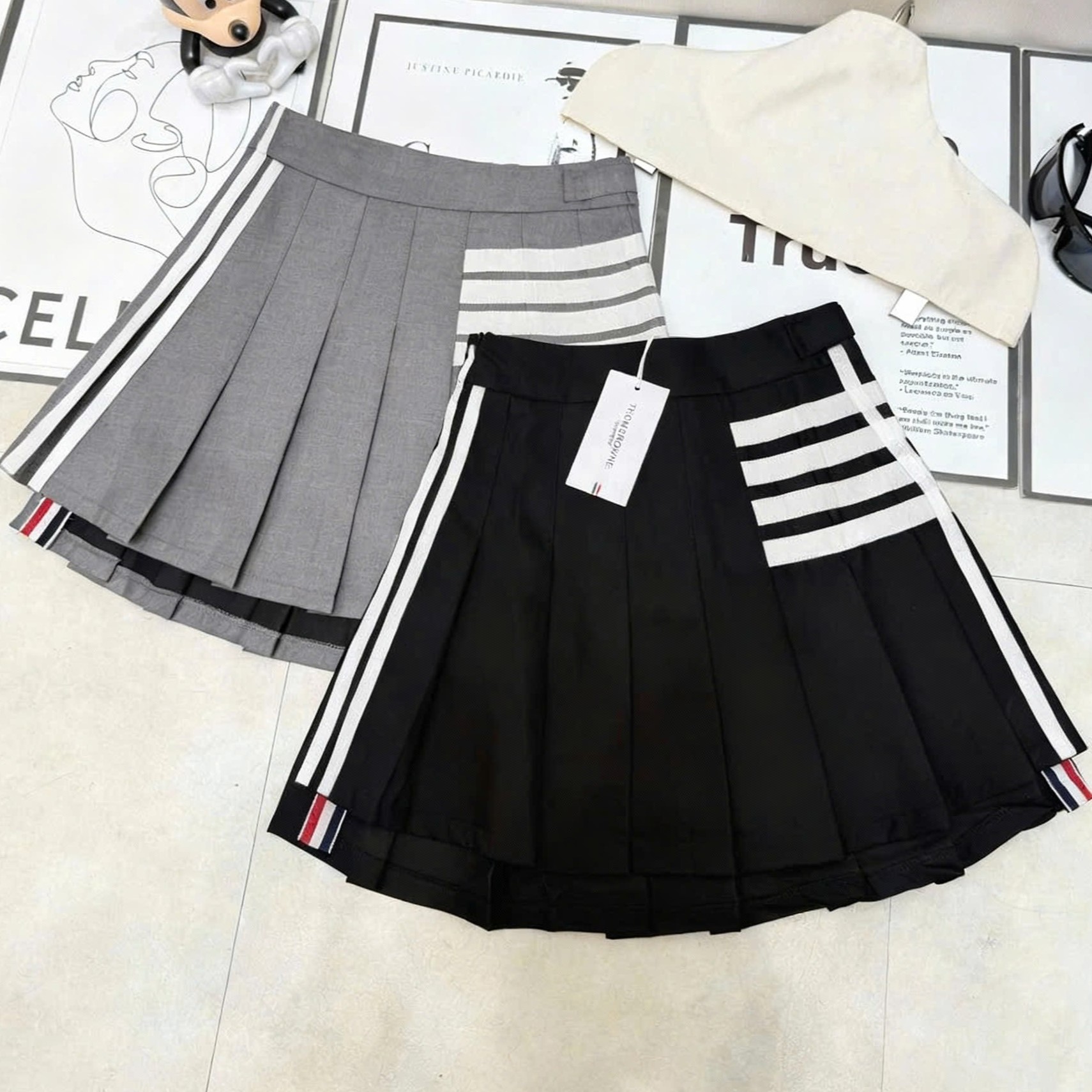 Set áo len váy xếp ly Thom Browne 9