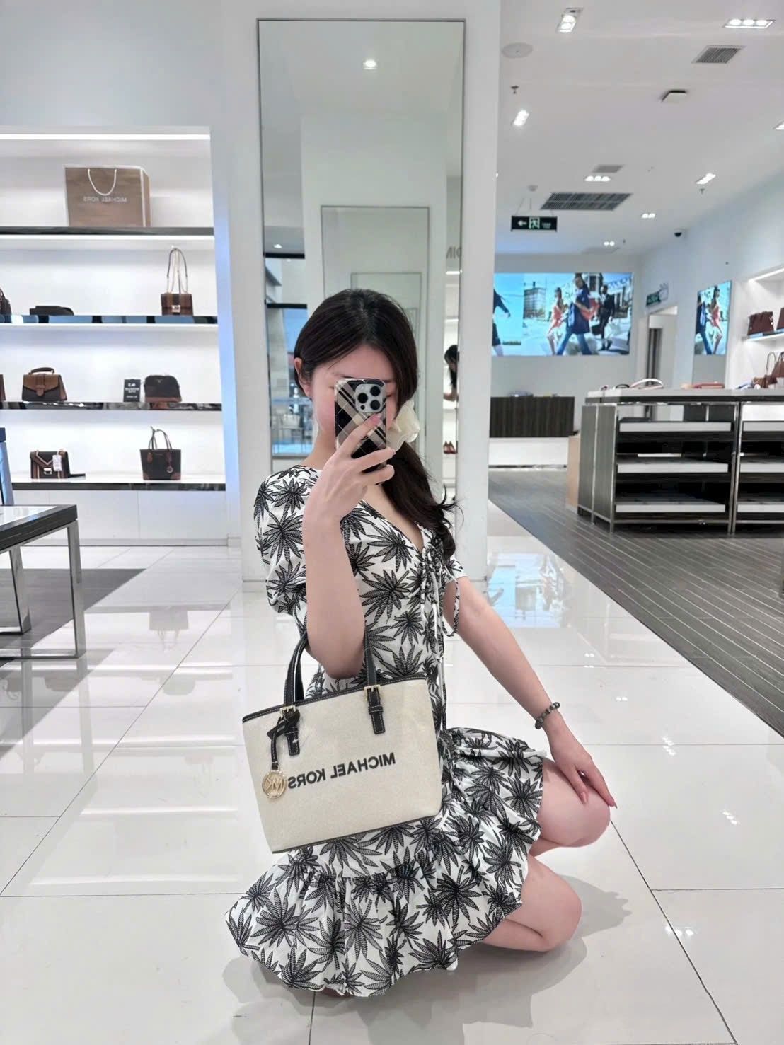 Túi Michael Kors Mini tout-bag Jet Set Travel from the canvas Black 1