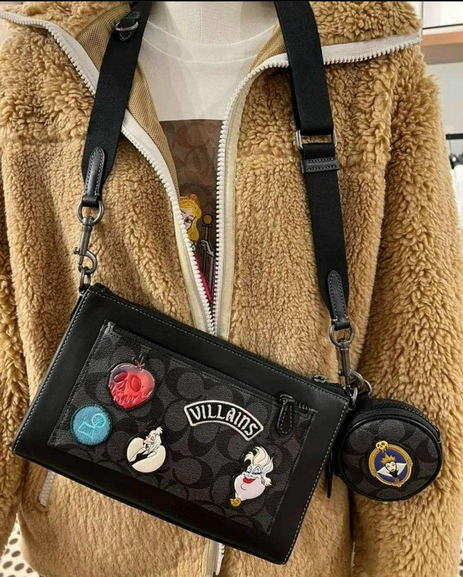 TÚI ĐEO CHÉO DISNEY X COACH HOLDEN CROSSBODY IN SIGNATURE CANVAS WITH PATCHES CC094 1
