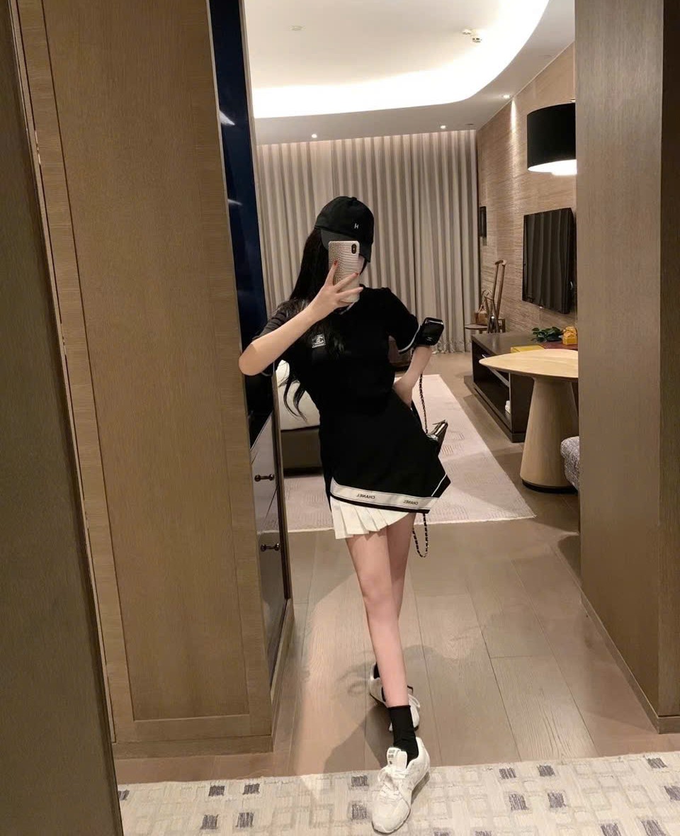 Set áo thun váy ngắn Chanel trắng đen 2