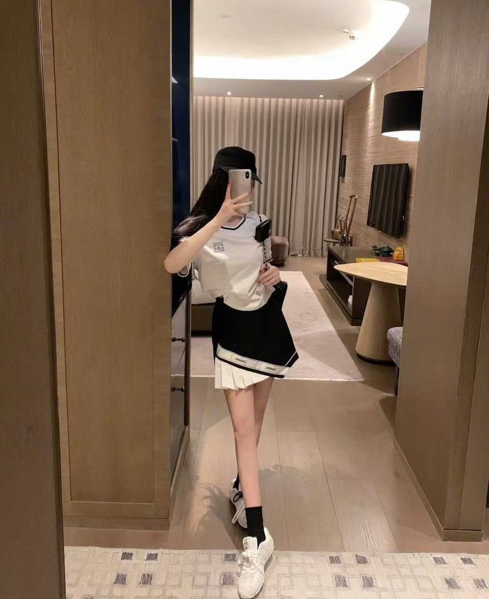 Set áo thun váy ngắn Chanel trắng đen 4