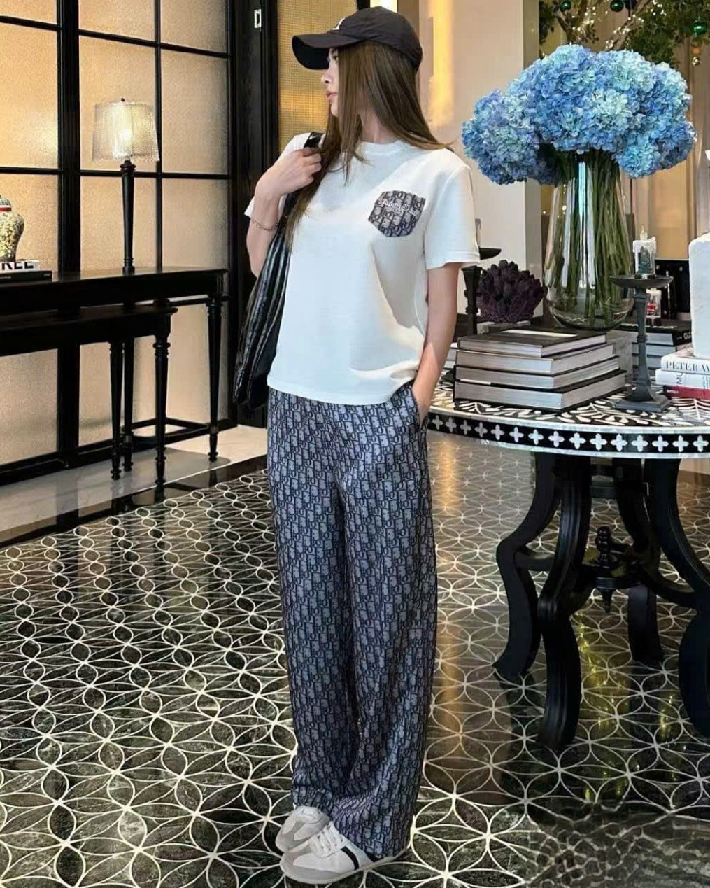Set áo thun trắng tay ngắn kèm quần dài họa tiết hãng Dior 4