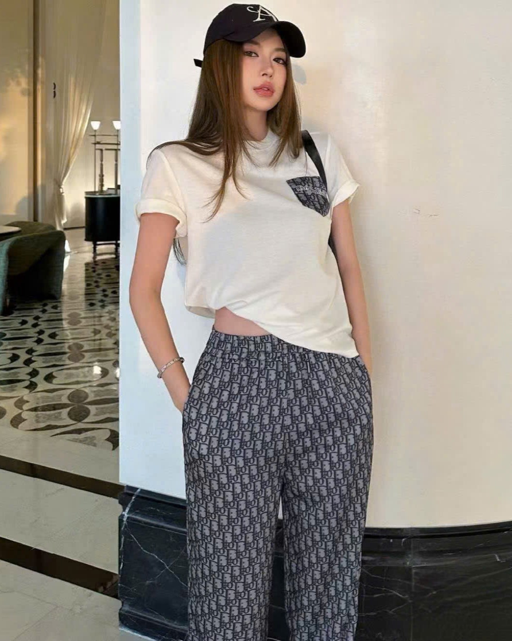 Set áo thun trắng tay ngắn kèm quần dài họa tiết hãng Dior 5