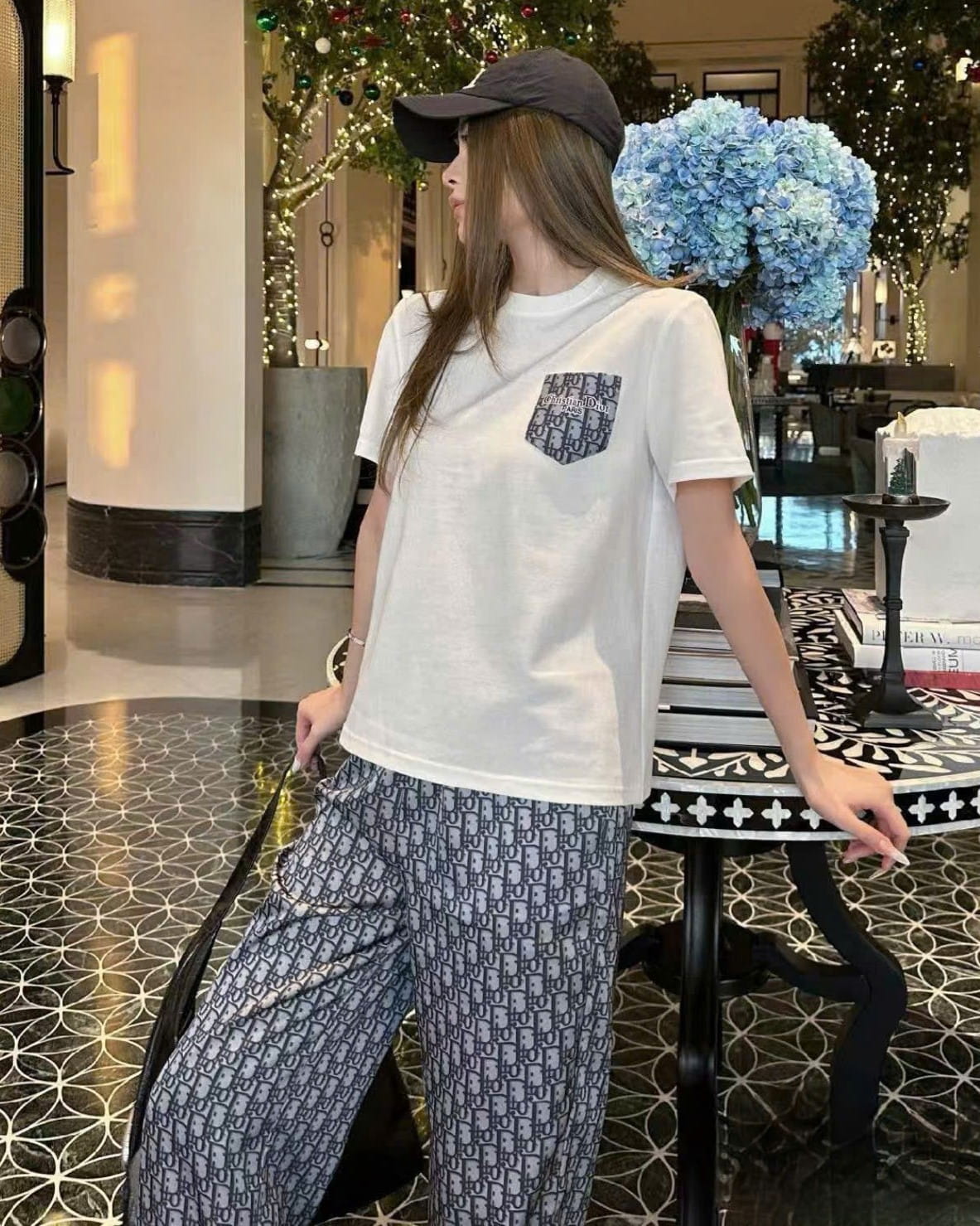 Set áo thun trắng tay ngắn kèm quần dài họa tiết hãng Dior 7