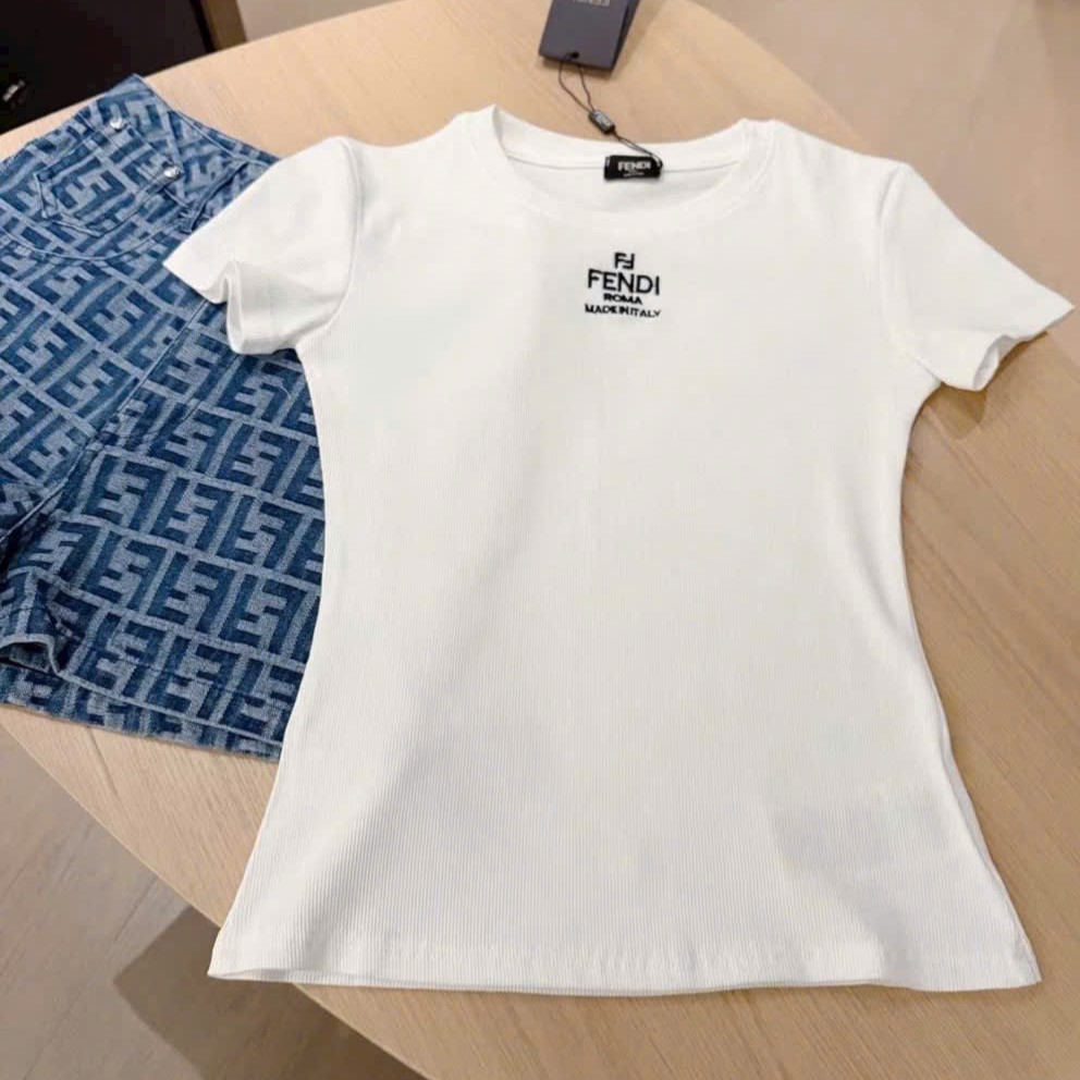 Set áo thun trắng tay ngắn quần short xanh dương họa tiết Fendi 2