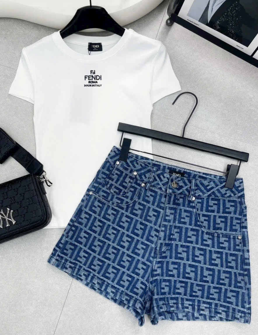 Set áo thun trắng tay ngắn quần short xanh dương họa tiết Fendi 3