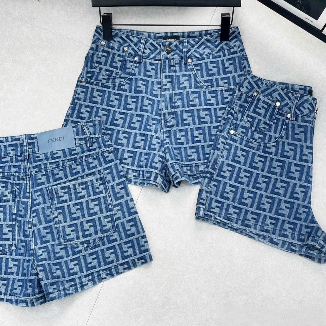 Set áo thun trắng tay ngắn quần short xanh dương họa tiết Fendi 6