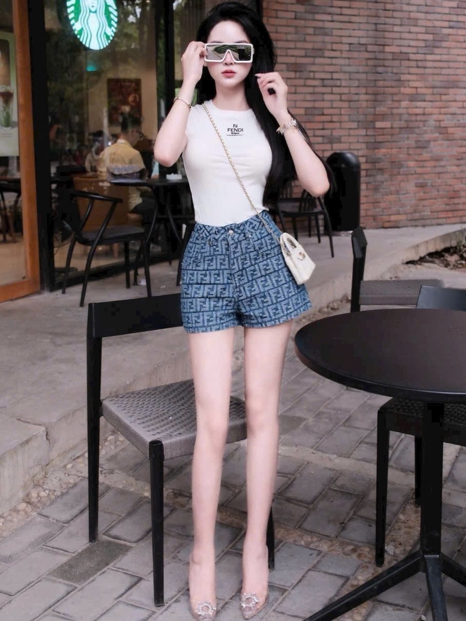 Set áo thun trắng tay ngắn quần short xanh dương họa tiết Fendi 11