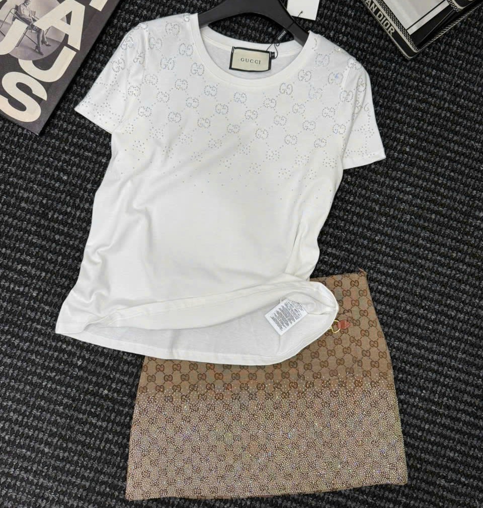 Set áo thun trắng đen váy ngắn nâu đính đá Gucci 2