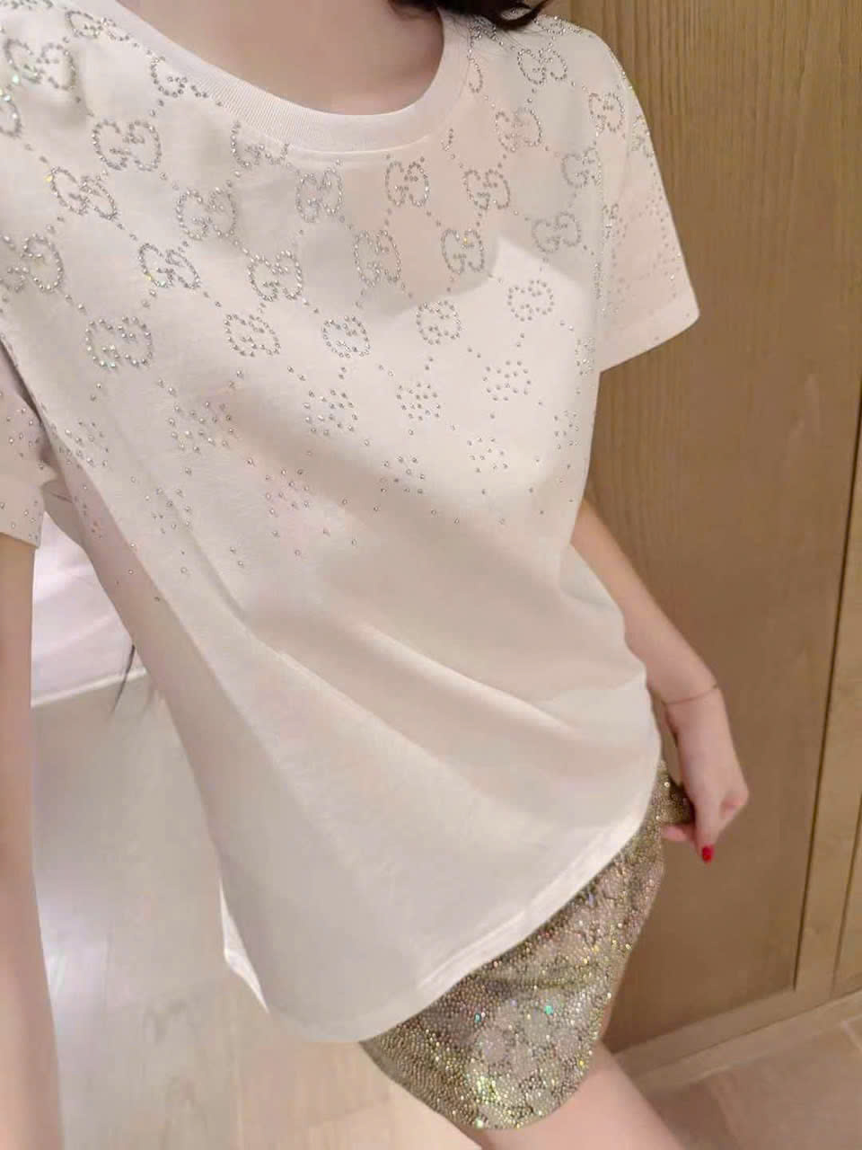 Set áo thun trắng đen váy ngắn nâu đính đá Gucci 3