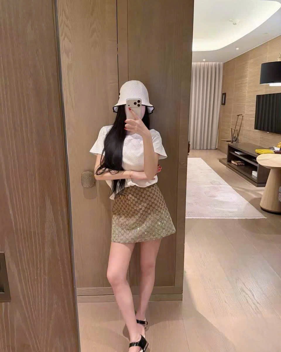 Set áo thun trắng đen váy ngắn nâu đính đá Gucci 5