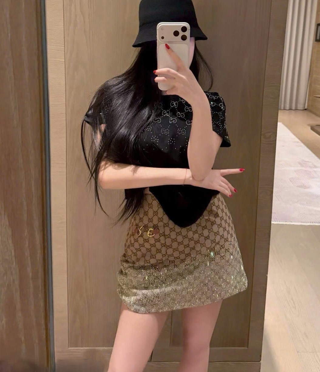 Set áo thun trắng đen váy ngắn nâu đính đá Gucci 6