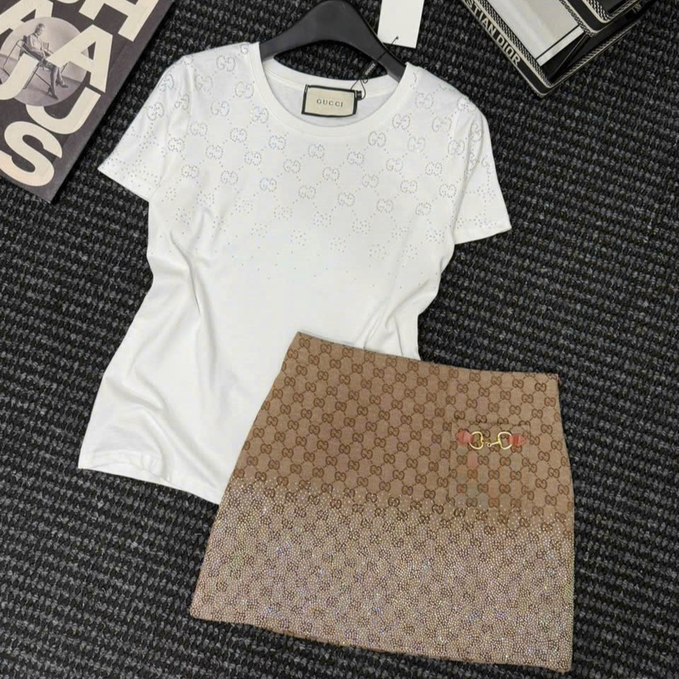 Set áo thun trắng đen váy ngắn nâu đính đá Gucci 4
