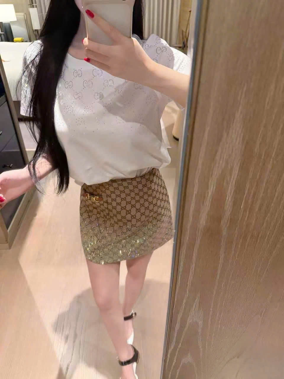 Set áo thun trắng đen váy ngắn nâu đính đá Gucci 7