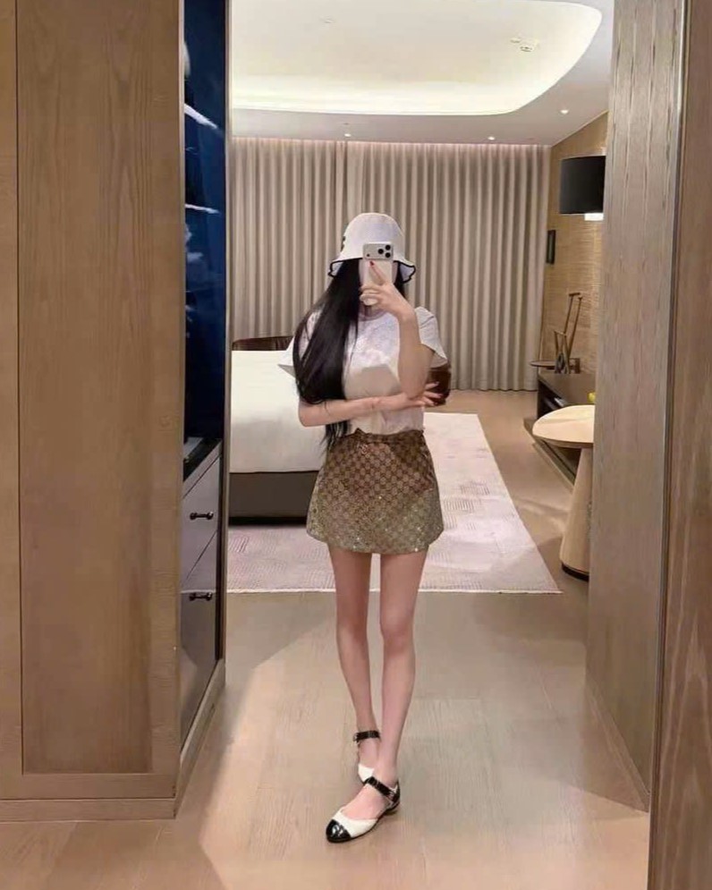 Set áo thun trắng đen váy ngắn nâu đính đá Gucci 9