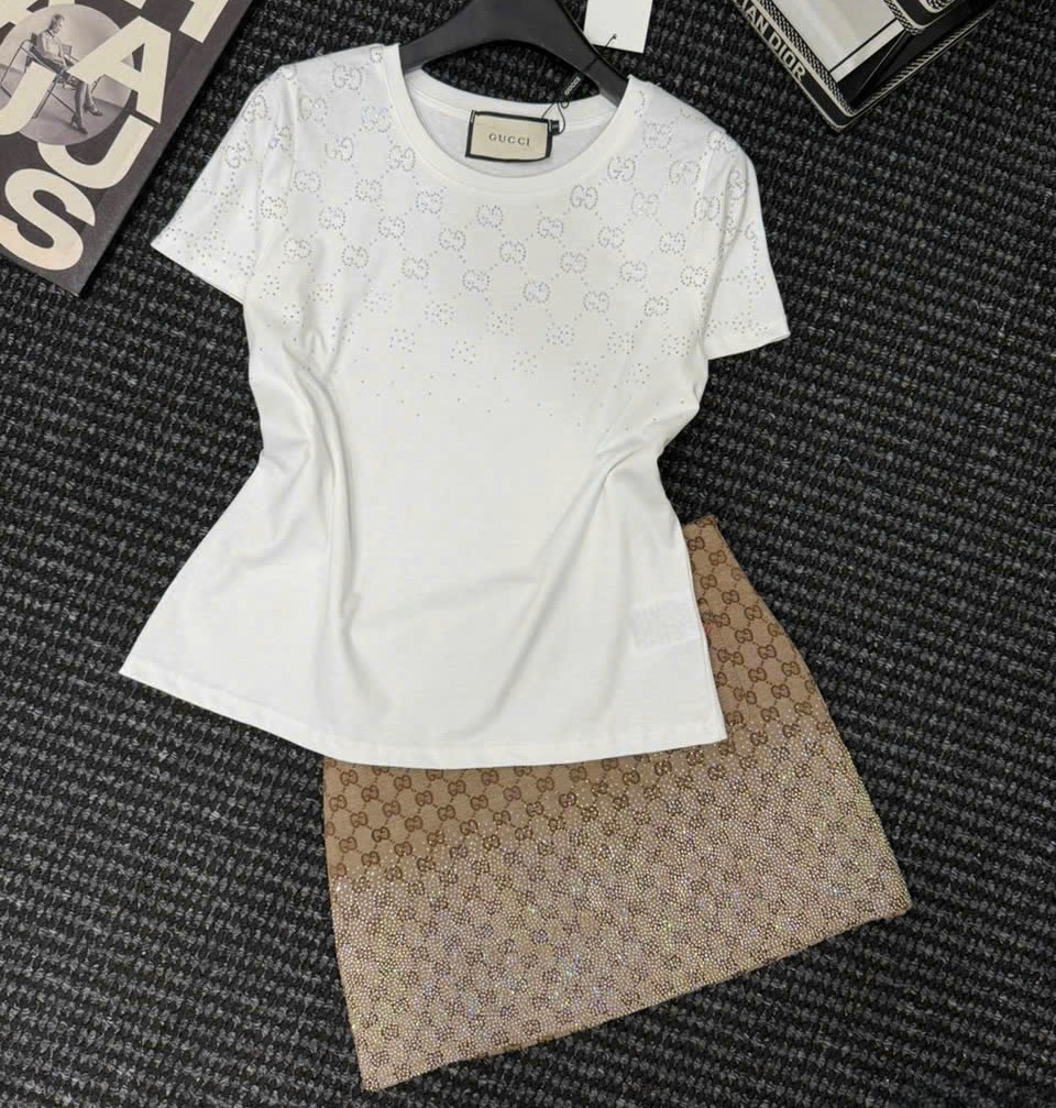 Set áo thun trắng đen váy ngắn nâu đính đá Gucci 10