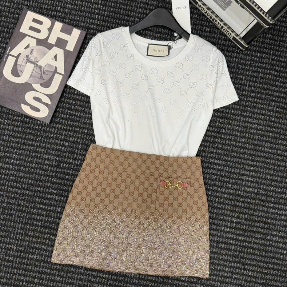 Set áo thun trắng đen váy ngắn nâu đính đá Gucci 8