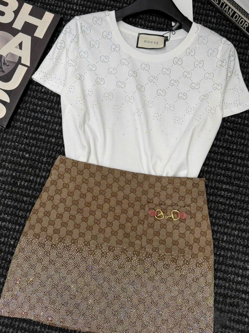 Set áo thun trắng đen váy ngắn nâu đính đá Gucci 11