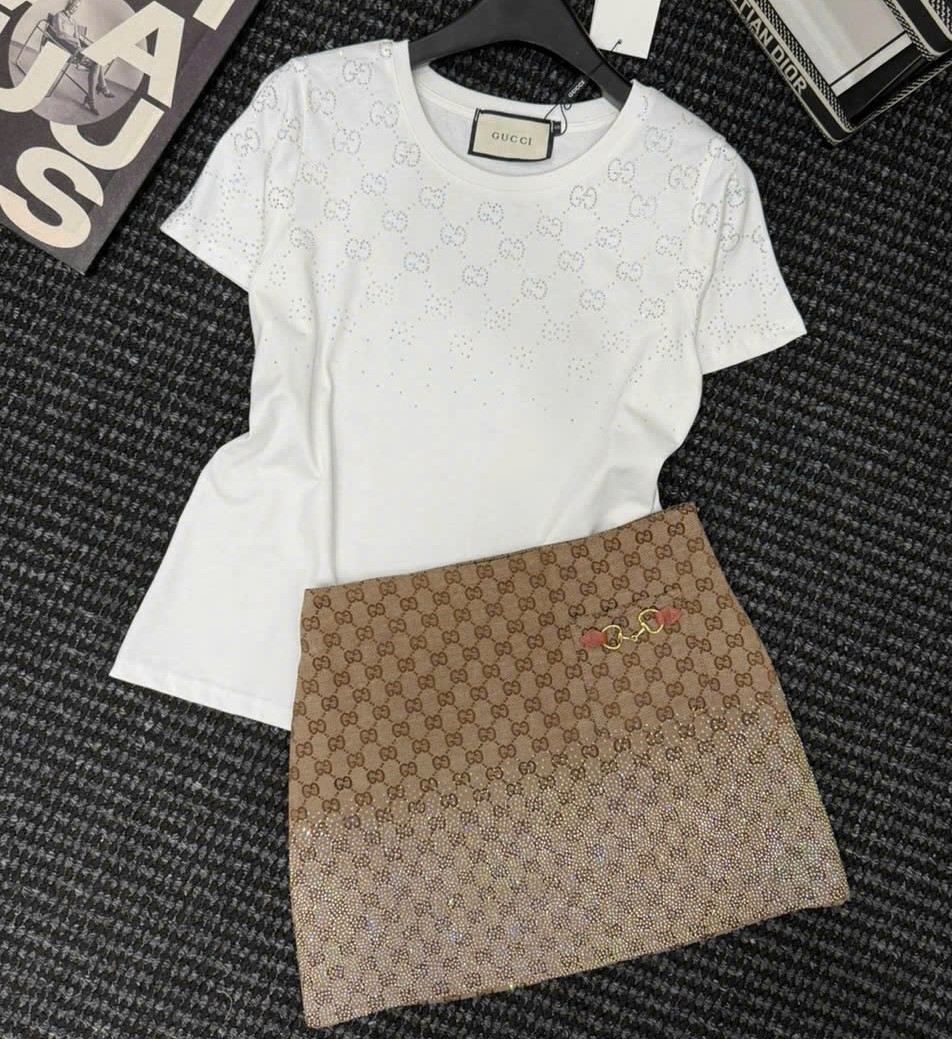 Set áo thun trắng đen váy ngắn nâu đính đá Gucci 13