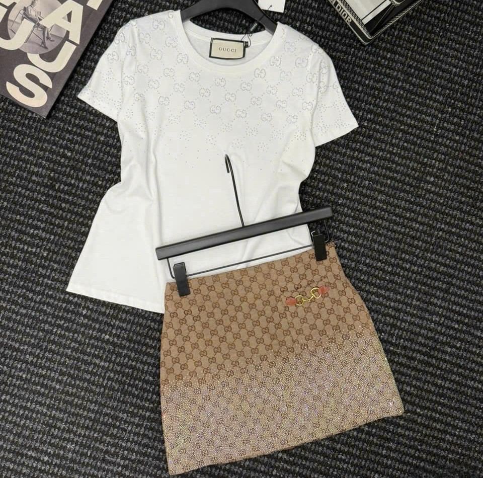 Set áo thun trắng đen váy ngắn nâu đính đá Gucci 14