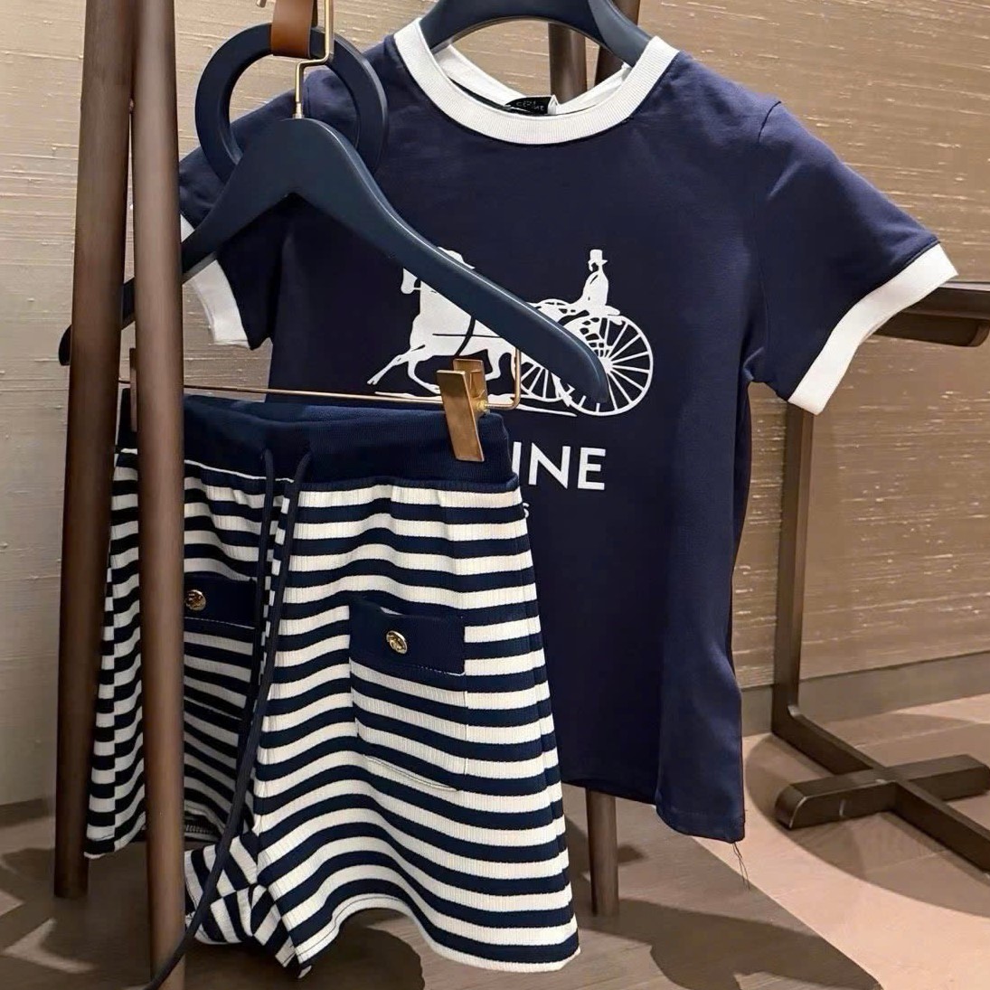 Set áo thun xanh navy trắng kèm quần short sọc ngang celine 6
