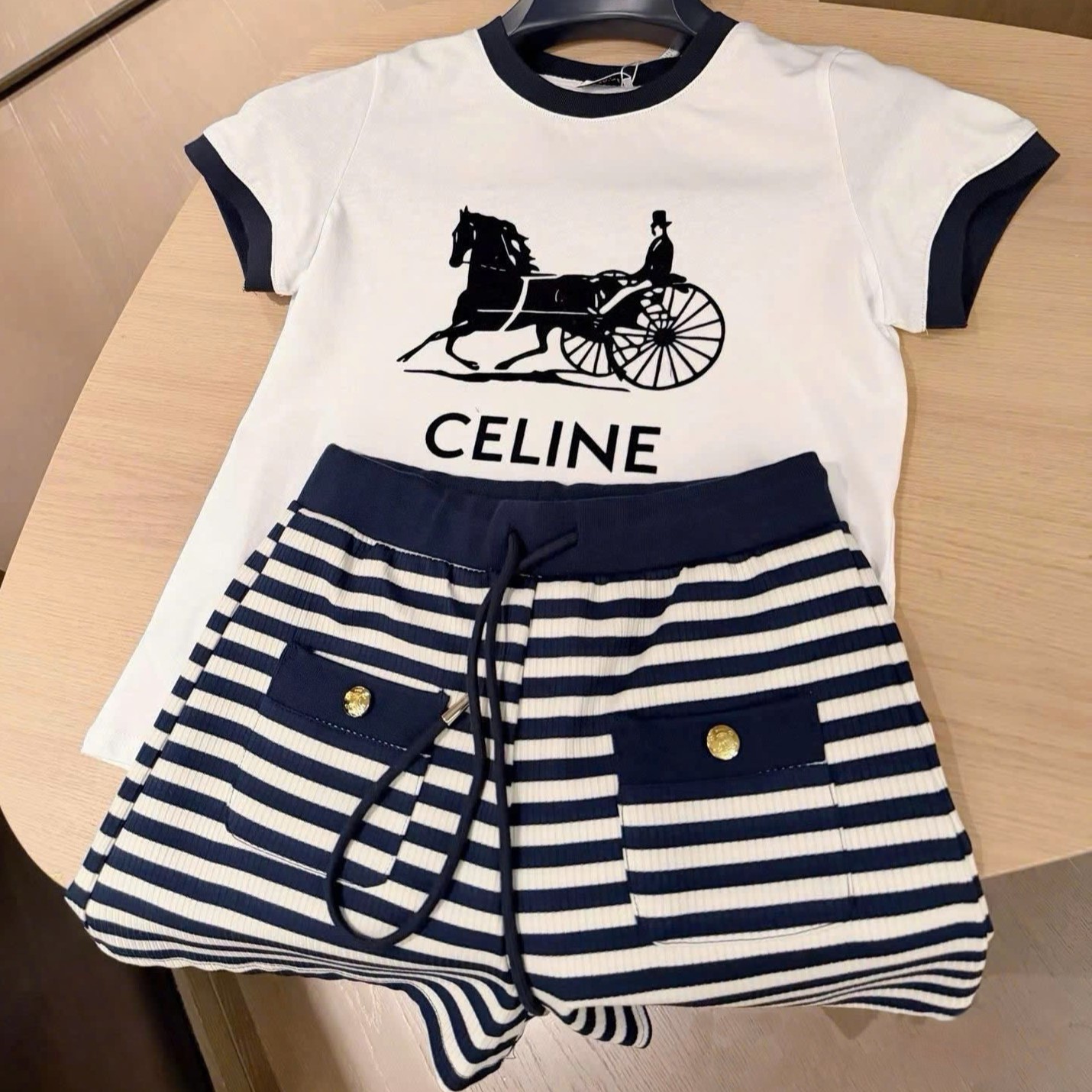 Set áo thun xanh navy trắng kèm quần short sọc ngang celine 7