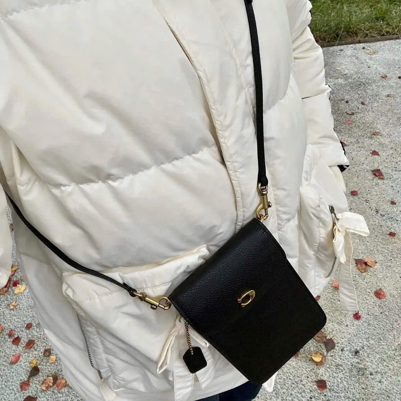 Túi đeo điện thoại Coach Phone Crossbody Brass Black CH815 3