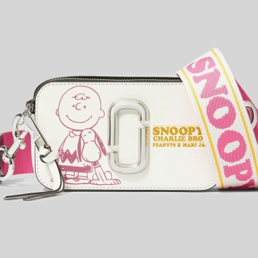 Túi xách nữ Marc Jacobs Snapshot X peanuts Crossbody Snoopy Charlie Brown màu trắng