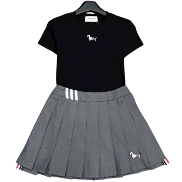 Set áo thun váy xếp ly Thom Browne