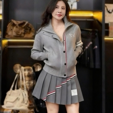 Set áo len váy xếp ly Thom Browne