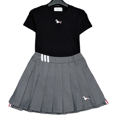Set bộ áo thun váy xếp ly Thom Browne