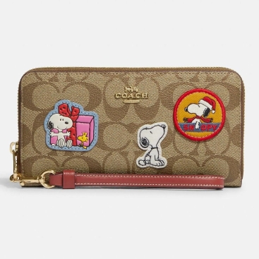 Ví nữ dài chó Snoppy Coach X Peanuts Long Zip Around Wallet In Signature Canvas With Patches