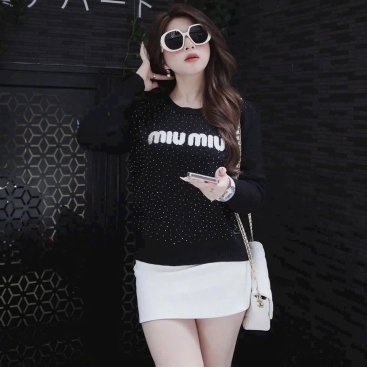 Áo dài tay cổ tròn đính đá logo trắng Miu Miu