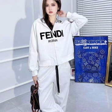 Set bộ áo quần màu trắng Fendi