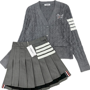 Set áo len váy xếp ly Thom Browne họa tiết chó 