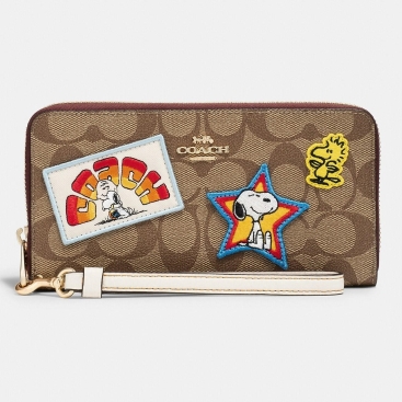 Ví dài Coach X Peanuts Long Zip Around Wallet In Signature Canvas With Varsity Patches