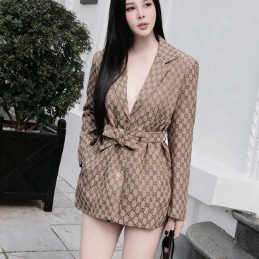Áo khoác vest vàng kèm đai thắt lưng Gucci