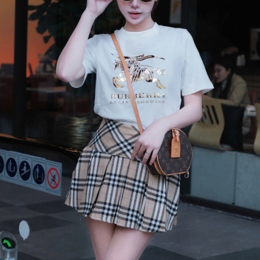 Set áo thun trắng đen váy ngắn Burberry
