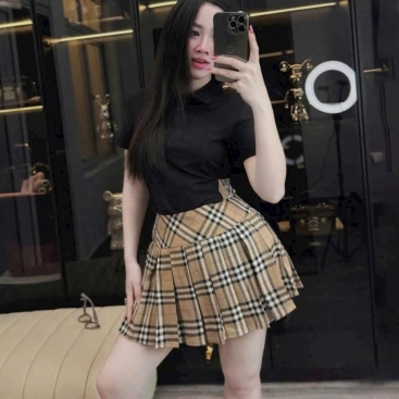 Set áo thun trắng đen váy ngắn vàng sọc Burberry