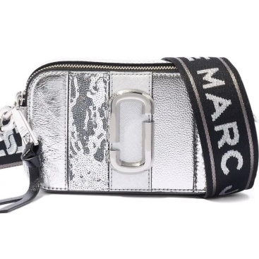 Túi xách nữ Marc Jacobs màu bạc ánh kim The Snapshot Metallic Striped Silver Camera Bag