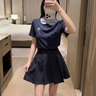 Set áo thun cổ bẻ váy ngắn xếp ly phối màu Miu Miu