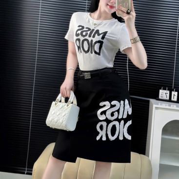 Set áo thun trắng váy đen họa tiết hãng Miss Dior