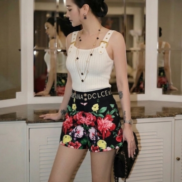 Set áo thun hai dây Versace với quần short hoa DG